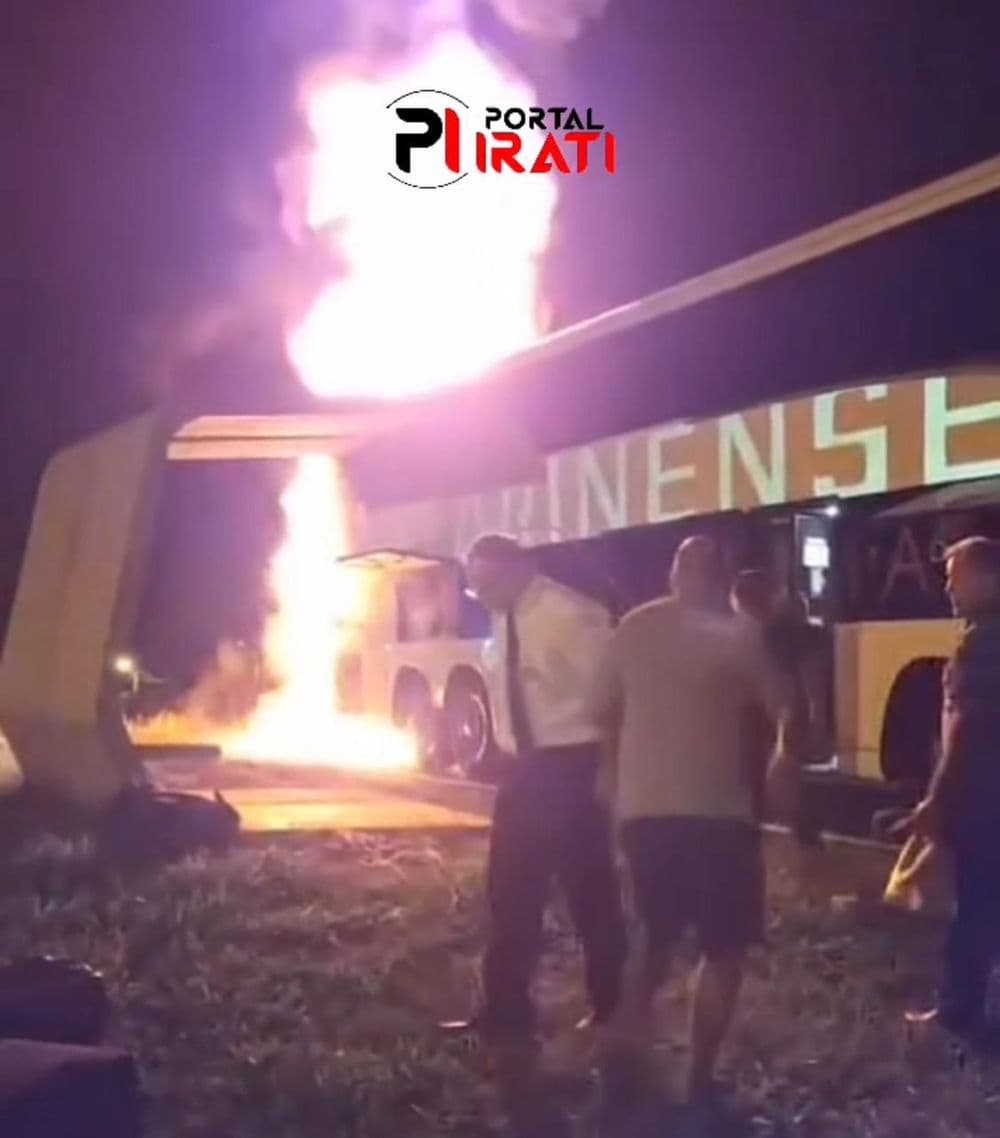 Incêndio destrói ônibus na BR-277 em Teixeira Soares; passageiros escapam ilesos