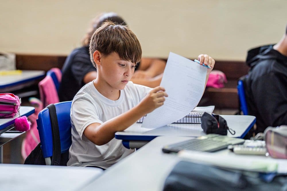 Aulas extras com 2 professores em sala impulsionam desempenho dos alunos da rede