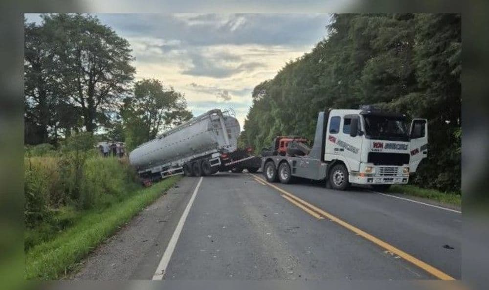 Três pessoas ficam feridas em colisão frontal na PR-151