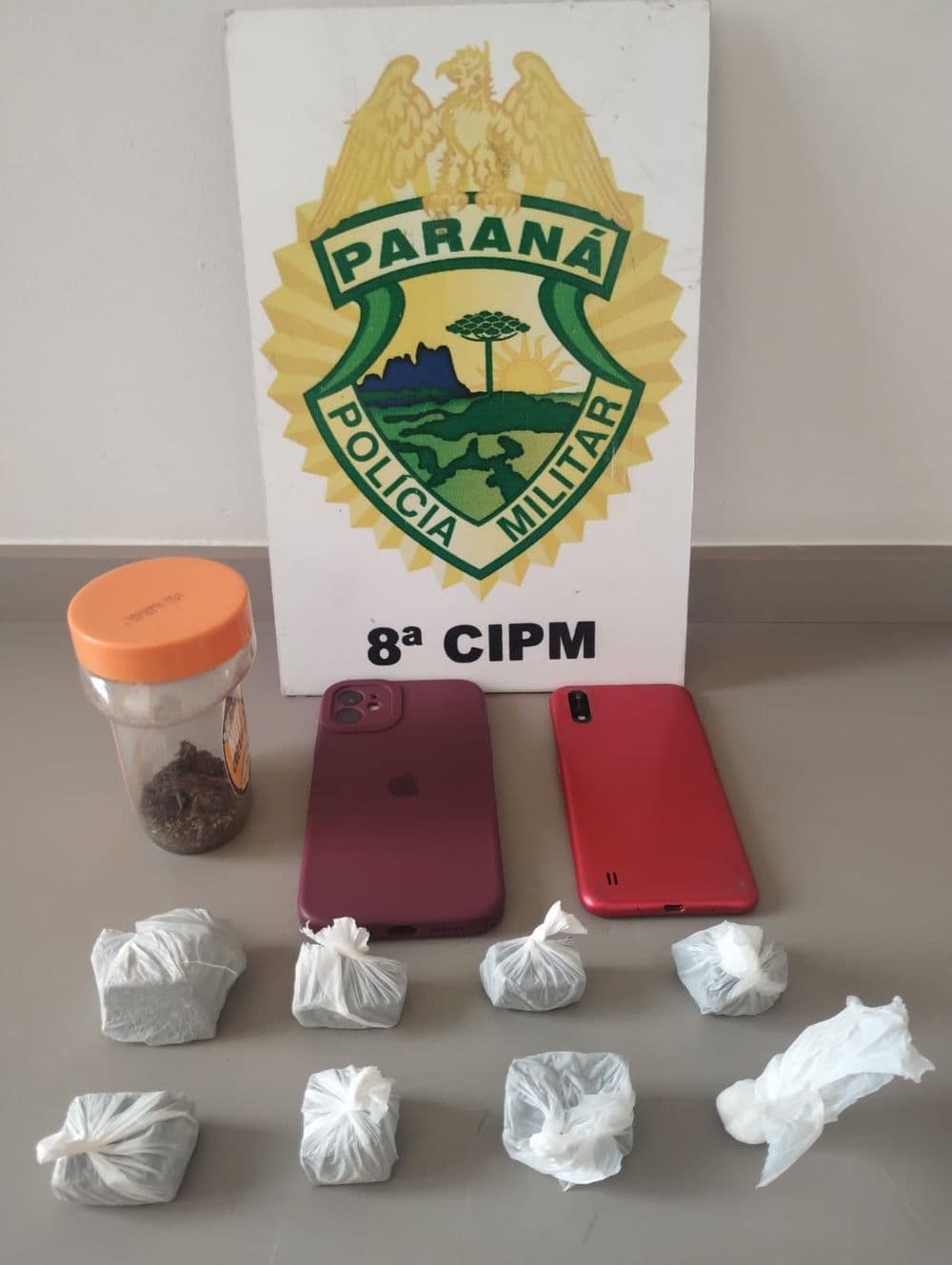 Mulher com tornozeleira eletrônica é presa por tráfico de drogas em Irati