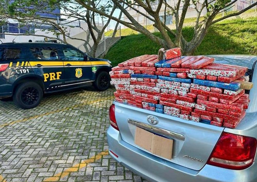 Maconha embalada para o Natal: PRF apreende 132 quilos na BR-277, em Irati