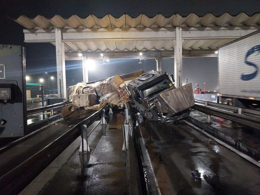 Motorista erra a cancela na praça de pedágio na BR-116 e caminhão tomba