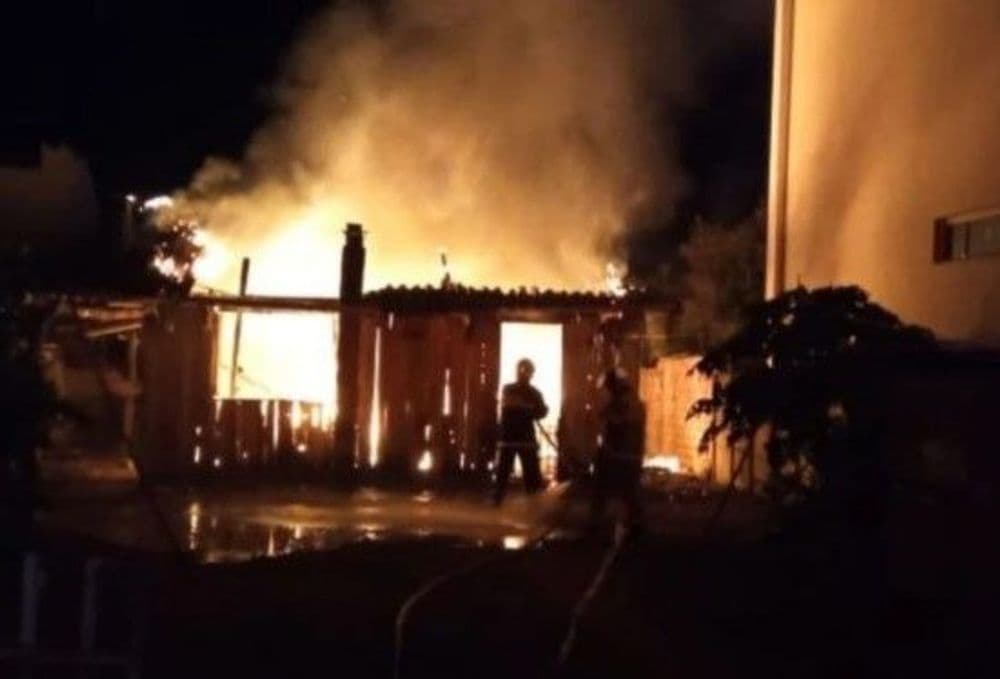 Casa de madeira em Prudentópolis é destruída por incêndio após vela ficar acesa