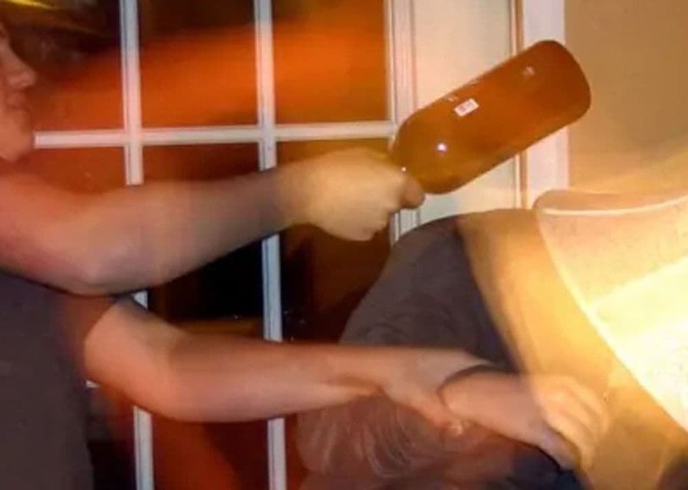 Homem leva garrafada no rosto em lanchonete no centro de Rio Azul