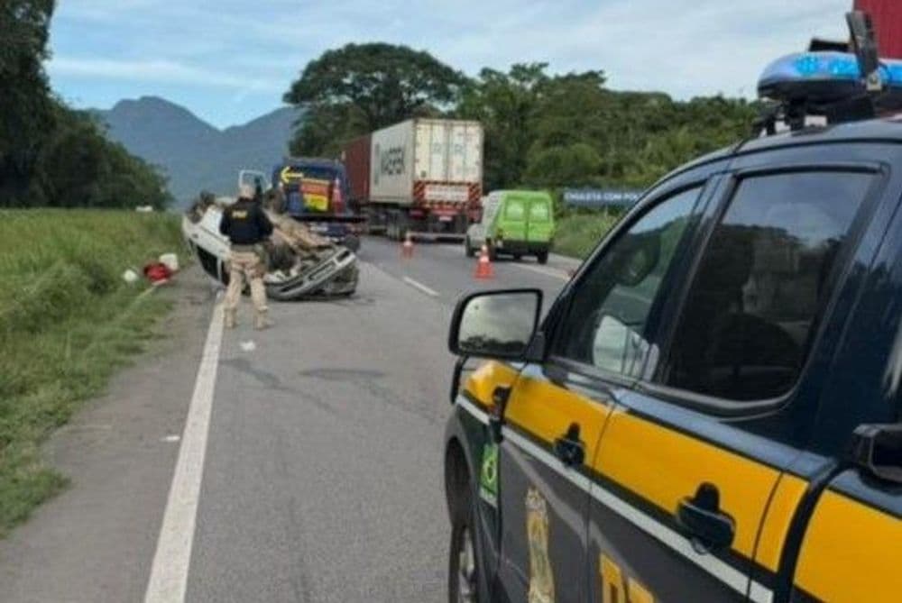 Duas pessoas ficam feridas após capotamento na BR-277