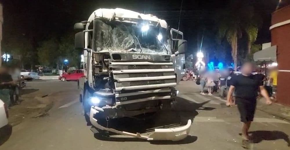 Motorista embriagado é preso após caminhão atingir bar no centro de Rebouças