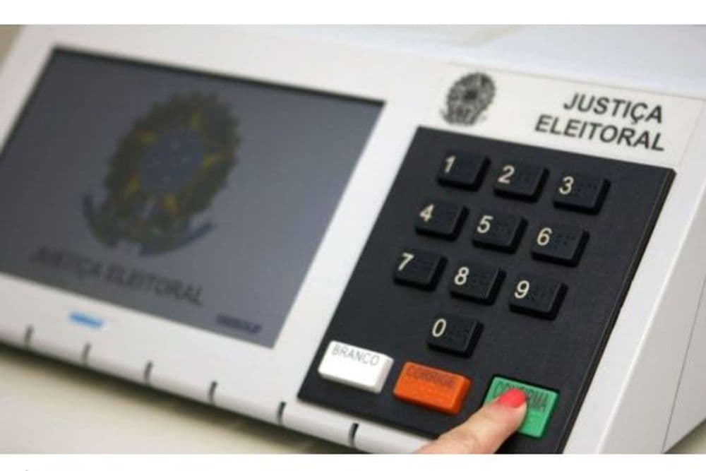 Emenda aprovada pela Câmara impede presos provisórios de votar; entenda