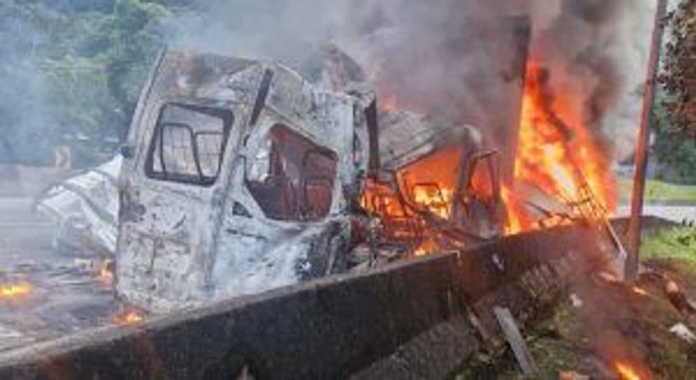 Motorista de van salva 15 passageiros após grave acidente e incêndio na BR-376, em Guaratuba