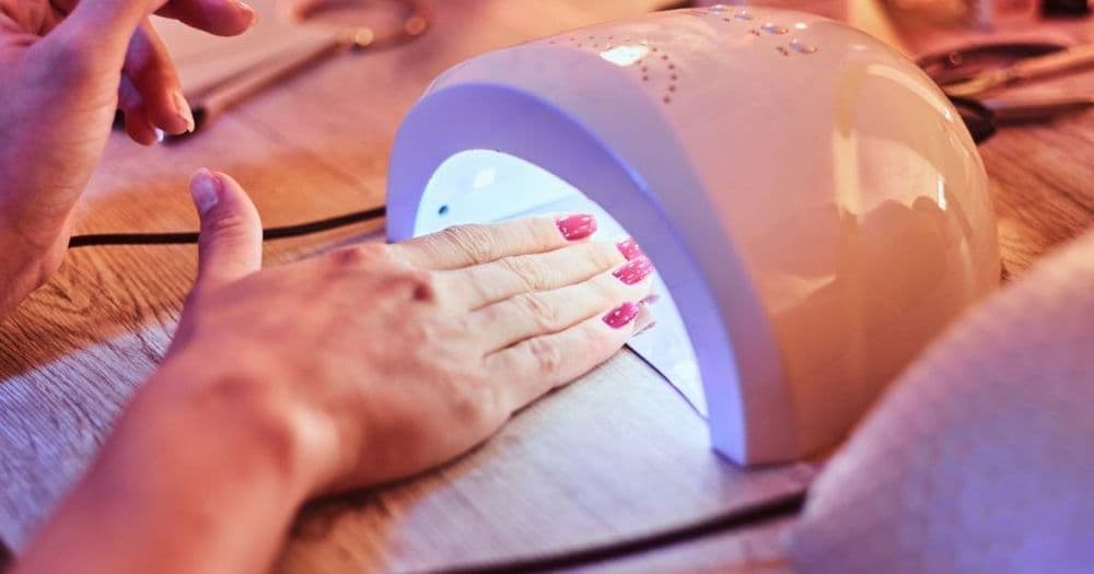Anvisa proíbe duas substâncias utilizadas em unhas em gel que podem causar câncer e infertilidade