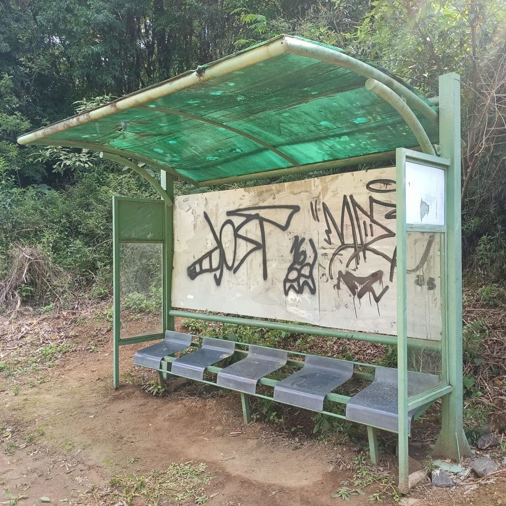 Moradores de Água Mineral pedem instalação de ponto de ônibus escolar e Portal Irati mostra exemplo de instalação realizada no interior de Prudentópolis