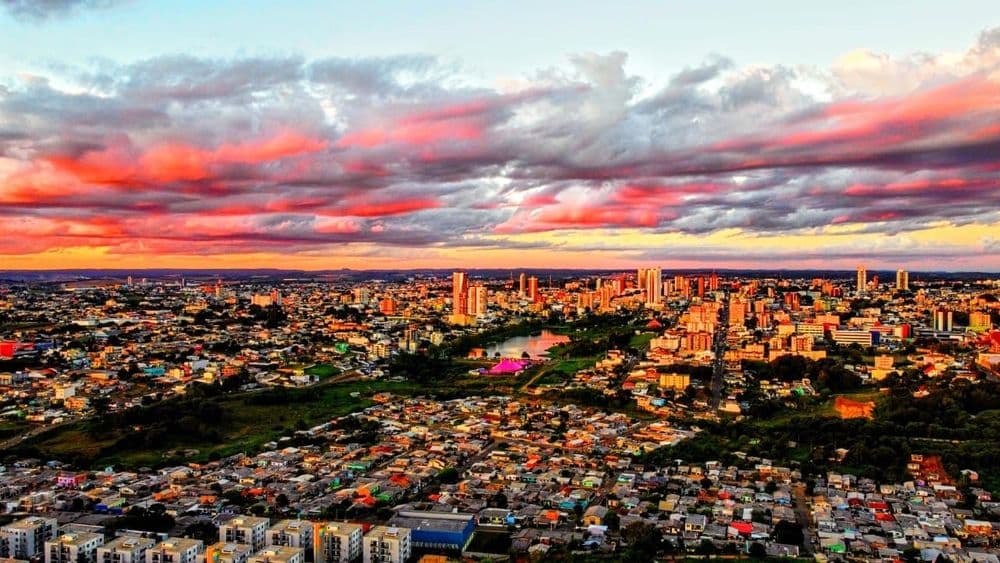 Verão começa neste domingo (21) e terá muito calor e chuvas irregulares no Paraná