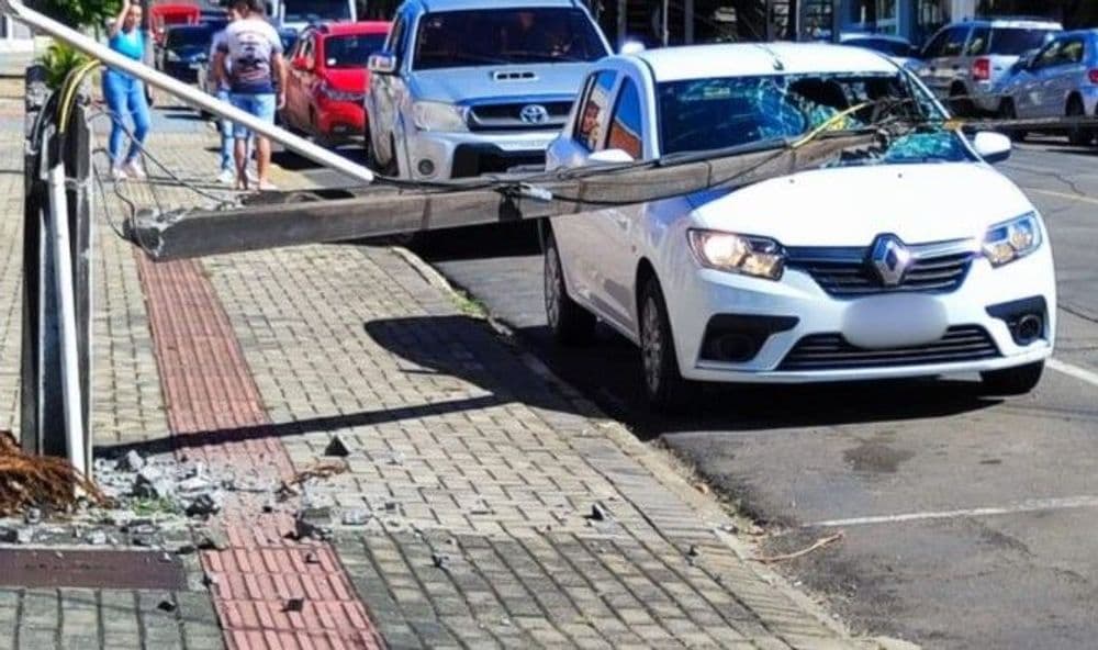 Carreta derruba poste e danifica carro estacionado no centro de Prudentópolis
